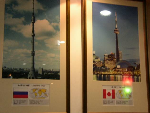 カナダ・トロントのＣＮタワーとロシア・モスクワのオスタンキノタワーとの比較